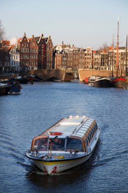 Amsterdam kanal kemerinde sokak hayatı olan tipik Hollanda mimari binaları  