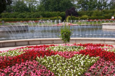 Havuzu ve yeşilliği olan güzel botanik bahçesi manzarası