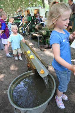 Parkta antika arabalar ve antika eşyalar var.