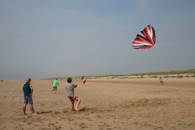 Sahilde uçurtmalı turist manzarası 