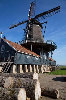 Tekneyle getirilen ve kanaldan işlenen ağaç gövdeleri için hala yel değirmeninde çalışan tarihi eser.