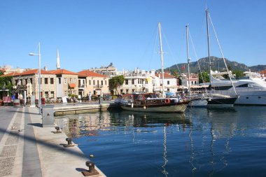 Rıhtımda demirlemiş teknelerin manzarası