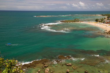 Gün ışığında halk plajı manzarası yükseldi