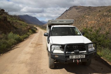 Araba kırsalda yolda.