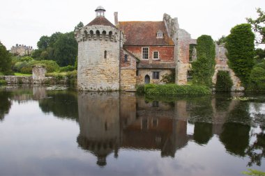 Güzel şato mimarisinin manzarası.