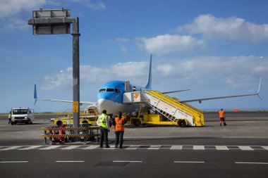 Bir uçağın, yer ekibinin havaalanına gelişi 