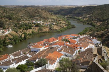 Portekiz 'in Guadiana kentinin kırsal kesiminde binaların üzerinde eski çatı kiremitleri ve dar sokakları olan pitoresk bir kasaba..