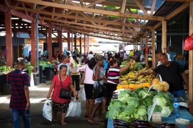 Merkez marketlerdeki insanlar