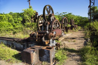 Eski paslı demir bir vagonun yakın çekimi.