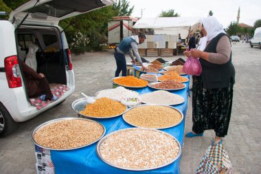 Açık sokak pazarındaki insanlar