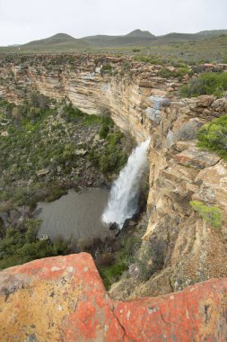 Dağlarda güzel bir şelale 