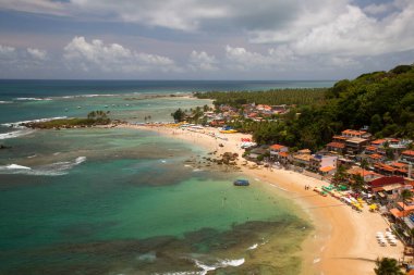 Gün ışığında halk plajı manzarası yükseldi