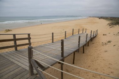 Sahildeki ahşap iskele.