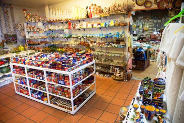 Bir mağazada bir sürü farklı kıyafet var.