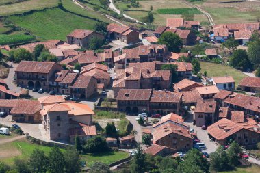 Dağlardaki köyün güzel manzarası 