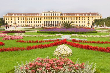 resmi çiçek yatakları ve saray bahçesinin çimenleri