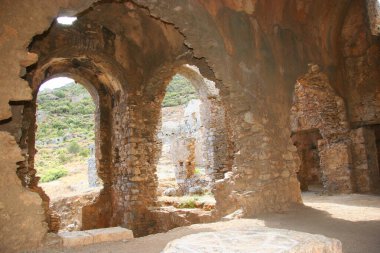 Anamurium antik sahil şehrinin kalıntıları, hamamların iç odaları.