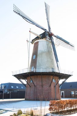tipik eski Hollanda yel değirmeni binası