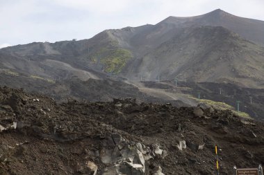 Plato dağlarındaki volkanik vadi manzarası 