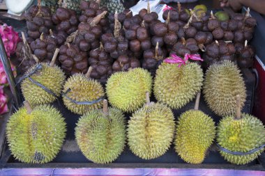 Pazar yerinde taze Durian meyvesi