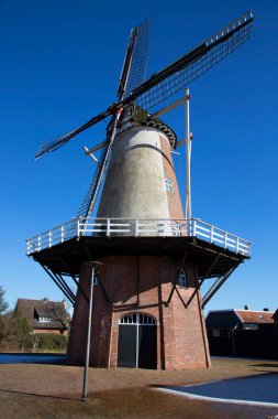 tipik eski Hollanda yel değirmeni binası
