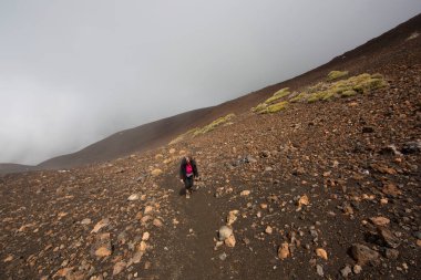 Dağlarda sırt çantalı turistlerin manzarası 