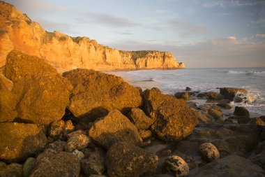 Gün batımında Rocky Sahili