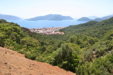 Denize ve dağlara bak.