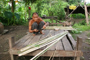 Mutfakta çalışan Asyalılar.