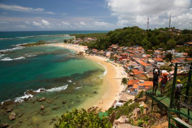 Sahilin ve denizin havadan görünüşü Morro de Sao Paulo.