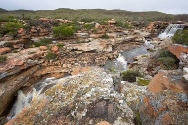 Dağlarda güzel bir şelale 