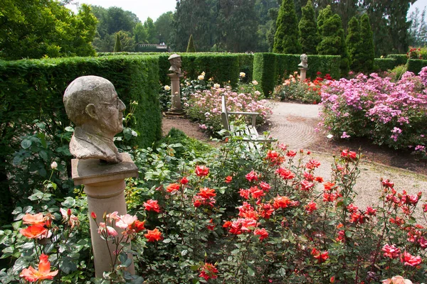 Botanisk Trädgård Utsikt Med Skulpturer Och Blommande Blommor — Stockfoto