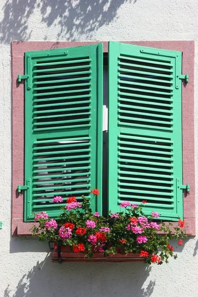 Фасады Домов Цветами Окнах Маленькой Деревушки Германии — стоковое фото