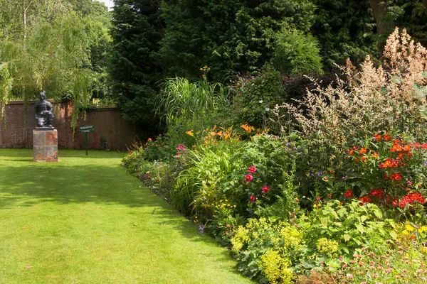 Schöner Anwesen Garten Blick — Stockfoto