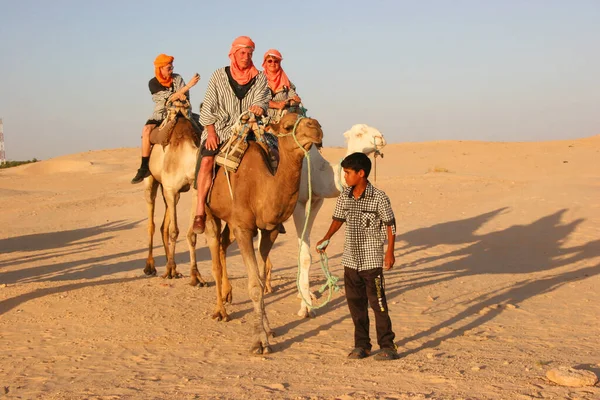 Vista Persone Che Cavalcano Cammelli Nel Deserto — Foto Stock