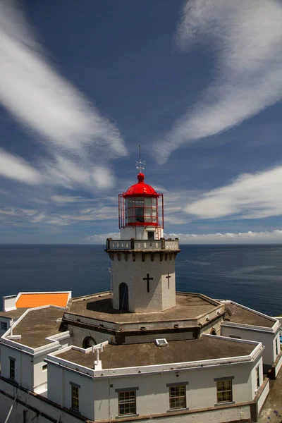 Historischer Leuchtturm Umgeben Von Natürlichen Wolken Der Die Illusion Von — Stockfoto