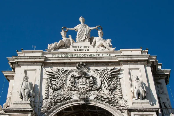 Edificio Arco Con Esculturas Cielo Azul —  Fotos de Stock