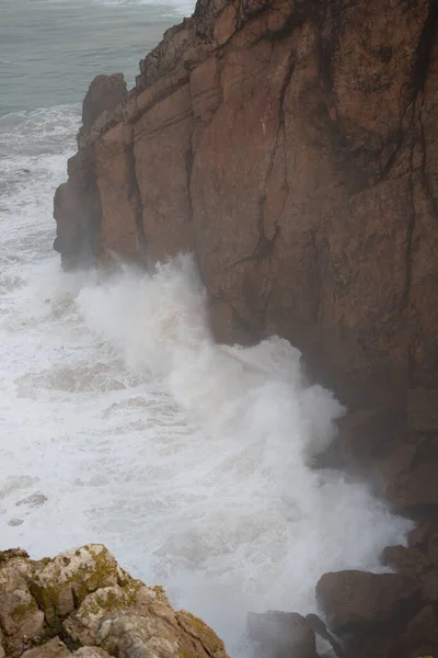 Хвилі Дроблення Скелі — стокове фото