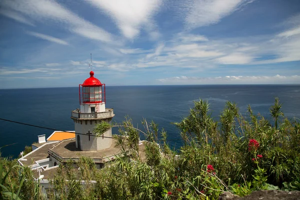 Historic Lighthouse Surrounded Natural Clouds Gives Illusion Beam Light Rays — Stock Photo, Image