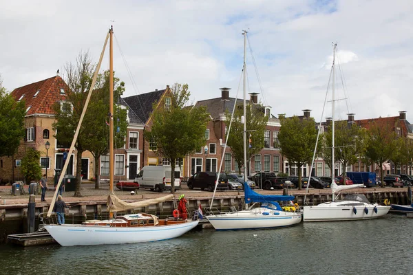 Uitzicht Boten Afgemeerd Aan Steiger Aan Waterkant Nederland — Stockfoto