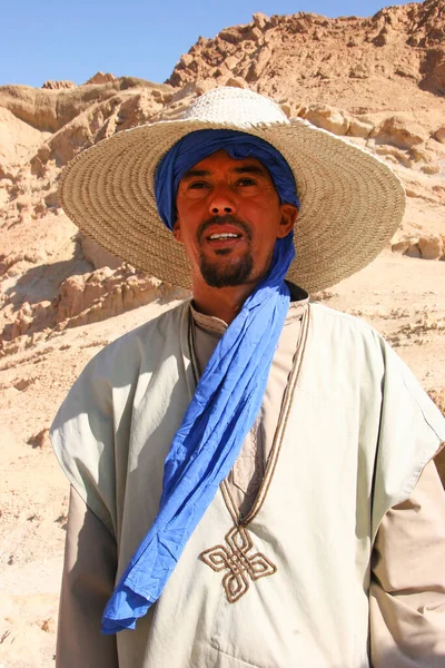Hombre Árabe Usar Sombrero Desierto —  Fotos de Stock