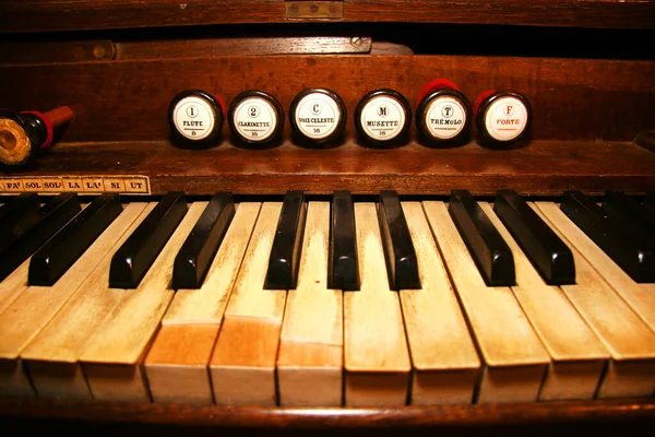 Zbliżenie Starej Klawiatury Fortepianowej — Zdjęcie stockowe