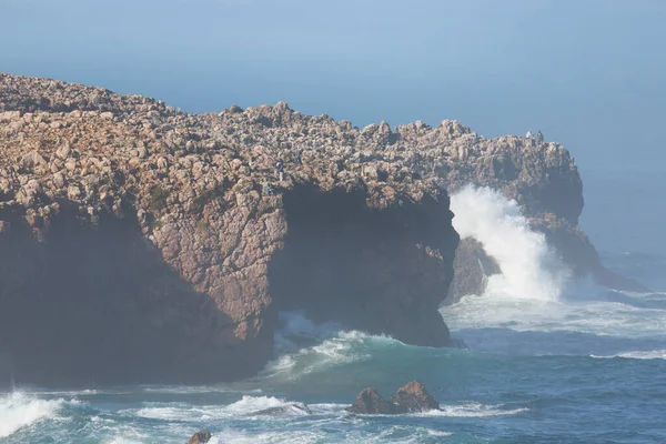 Zerklüftetes Naturgebiet Entlang Der Küste Mit Scharfen Felsen Steilen Klippen — Stockfoto