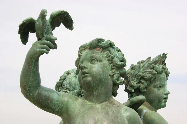 Una Hermosa Vista Una Estatua Ángel Del Edificio Fondo —  Fotos de Stock