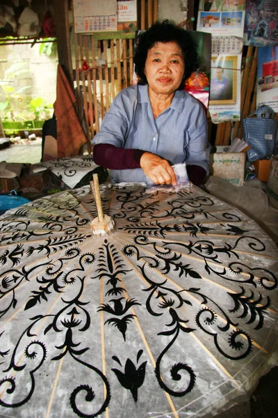 Portrait Woman Making New Umbrella Workshop — Stock Photo, Image
