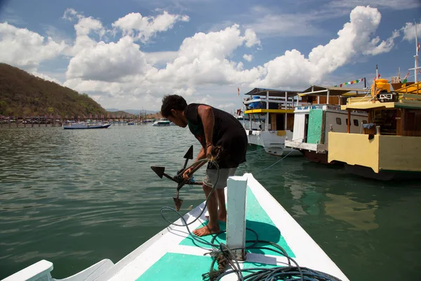 Hombre Barco Pesca Luz Del Día Disparo Viaje — Foto de Stock