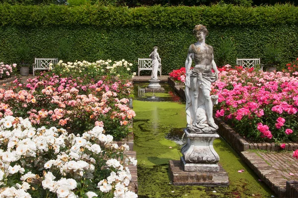 Θέα Στον Βοτανικό Κήπο Λουλούδια Πισίνα Και Γλυπτά — Φωτογραφία Αρχείου