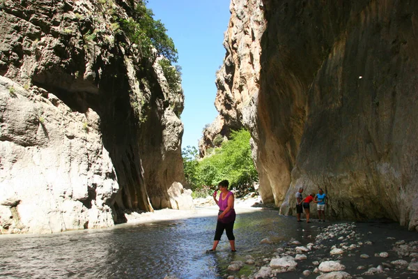 Woman Tourist Walking Mountain — 图库照片