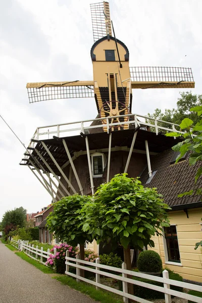 Nederlandse Windmolen Verbonden Met Grote Werk Woonruimtes — Stockfoto