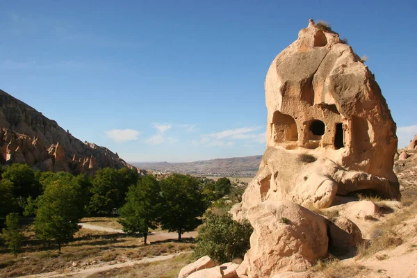 Starożytny Krajobraz Miejski Domów Jaskiniowych Kościołów Wyrzeźbionych Skałach Wulkanicznych Drzwiami — Zdjęcie stockowe